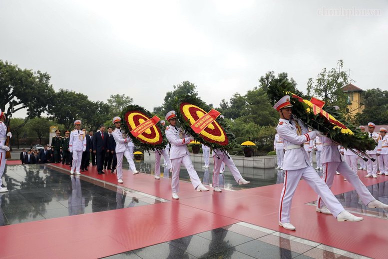 Lãnh đạo Đảng, Nhà nước đến đặt vòng hoa tại Đài tưởng niệm các Anh hùng liệt sĩ. Ảnh: chinhphu.vn/Nhật Bắc Lãnh đạo Đảng, Nhà nước đến đặt vòng hoa tại Đài tưởng niệm các Anh hùng liệt sĩ. Ảnh: chinhphu.vn/Nhật Bắc