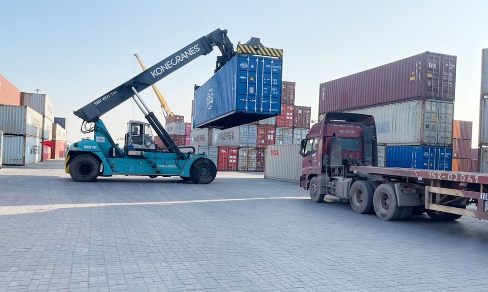 Bốc xếp hàng hóa tại Cảng cạn Sowatco Tri Phương, xã Đại Đồng. Bốc xếp hàng hóa tại Cảng cạn Sowatco Tri Phương, xã Đại Đồng.