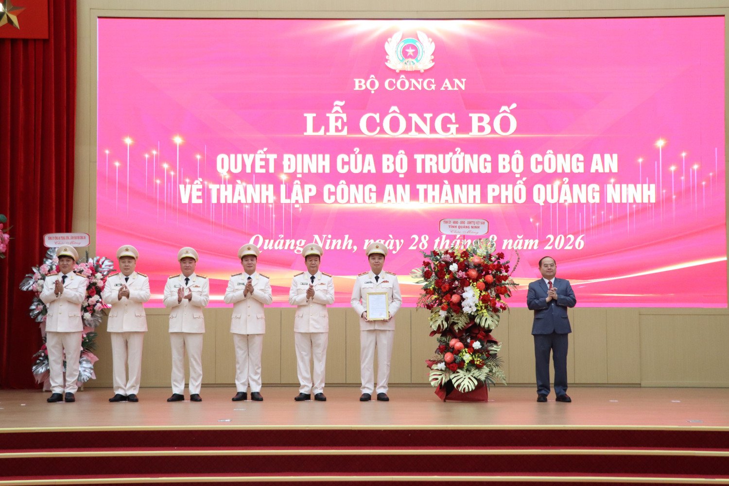 Ông Quản Minh Cường, Ủy viên Trung ương Đảng, Bí thư Tỉnh ủy, Trưởng Đoàn Đại biểu quốc hội tỉnh Quảng Ninh chúc mừng Công an thành phố Quảng Ninh Ông Quản Minh Cường, Ủy viên Trung ương Đảng, Bí thư Tỉnh ủy, Trưởng Đoàn Đại biểu quốc hội tỉnh Quảng Ninh chúc mừng Công an thành phố Quảng Ninh