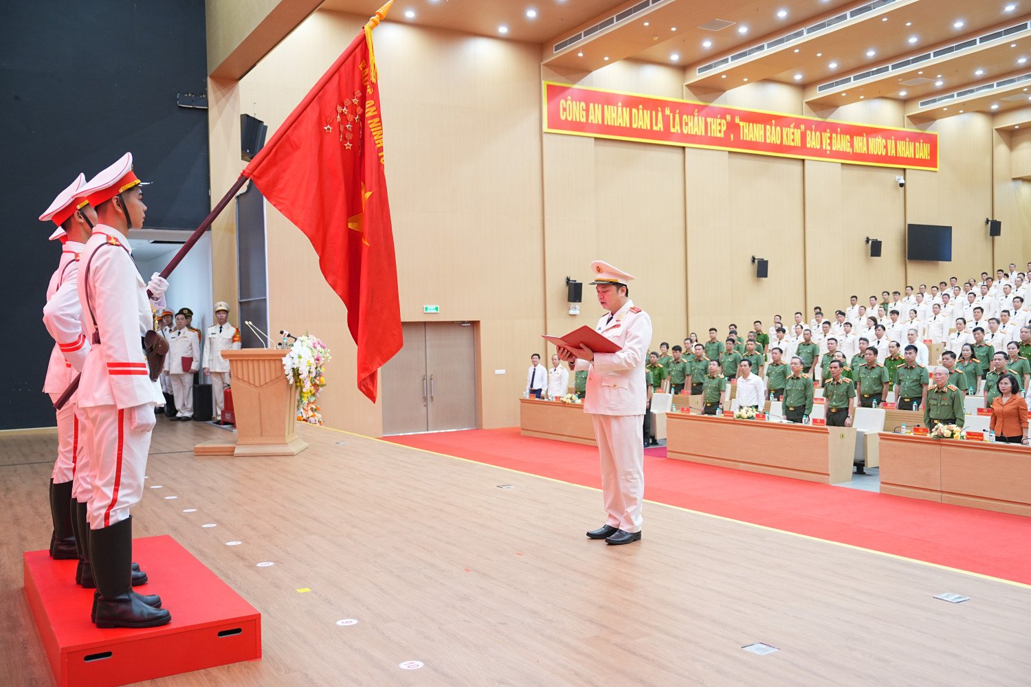 Thiếu tướng Nguyễn Tiến Trung, Giám đốc Công an thành phố thực hiện nghi lễ tuyên thệ dưới lá cờ vinh quang của Tổ quốc Thiếu tướng Nguyễn Tiến Trung, Giám đốc Công an thành phố thực hiện nghi lễ tuyên thệ dưới lá cờ vinh quang của Tổ quốc