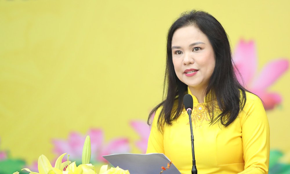 Đồng ch&iacute; Nguyễn Thị Kim Dung, Hiệu trưởng Trường Ch&iacute;nh trị Nguyễn Văn Cừ tr&igrave;nh b&agrave;y b&aacute;o c&aacute;o đề dẫn.