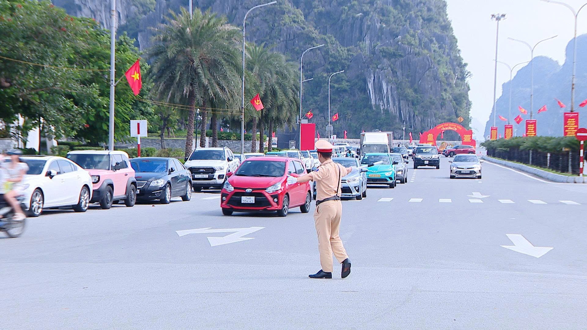 Cán bộ chiến sĩ được bố trí trên các tuyến đường dẫn vào khu vực diễn ra sự kiện để duy trì TTATGT Cán bộ chiến sĩ được bố trí trên các tuyến đường dẫn vào khu vực diễn ra sự kiện để duy trì TTATGT
