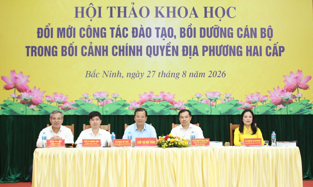 C&aacute;c đồng ch&iacute; chủ tr&igrave; hội thảo.
