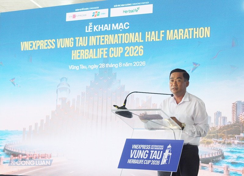 &Ocirc;ng Đinh Quang Định, Ph&oacute; trưởng ph&ograve;ng Văn h&oacute;a - X&atilde; hội phường Vũng T&agrave;u ph&aacute;t biểu tại Lễ khai mạc Giải