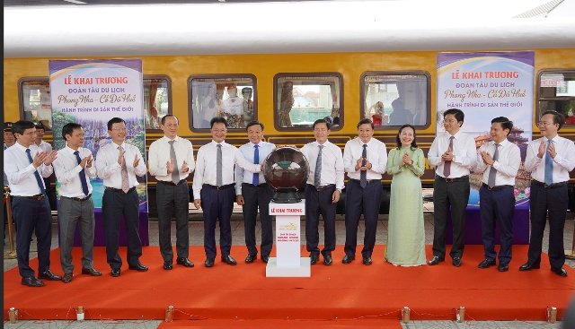 C&aacute;c đại biểu thực hiện nghi thức bấm n&uacute;t khai trương đo&agrave;n t&agrave;u du lịch.
