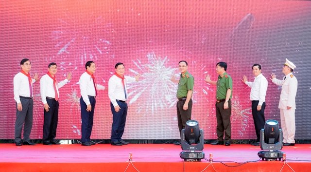 L&atilde;nh đạo Bộ C&ocirc;ng an, Tỉnh ủy, UBND tỉnh Nghệ An v&agrave; Ban Gi&aacute;m hiệu thực hiện nghi thức khai b&uacute;t mở trường &ndash; đ&aacute;nh dấu mốc ch&iacute;nh thức mở ra chặng đường hoạt động, dạy v&agrave; học của Nh&agrave; trường.