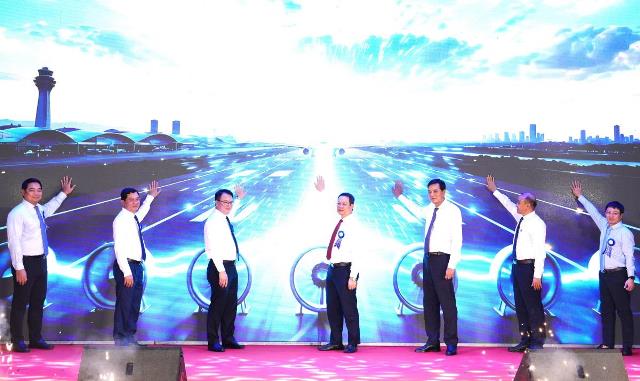 Các đại biểu thực hiện nghi thức khởi công. Các đại biểu thực hiện nghi thức khởi công.