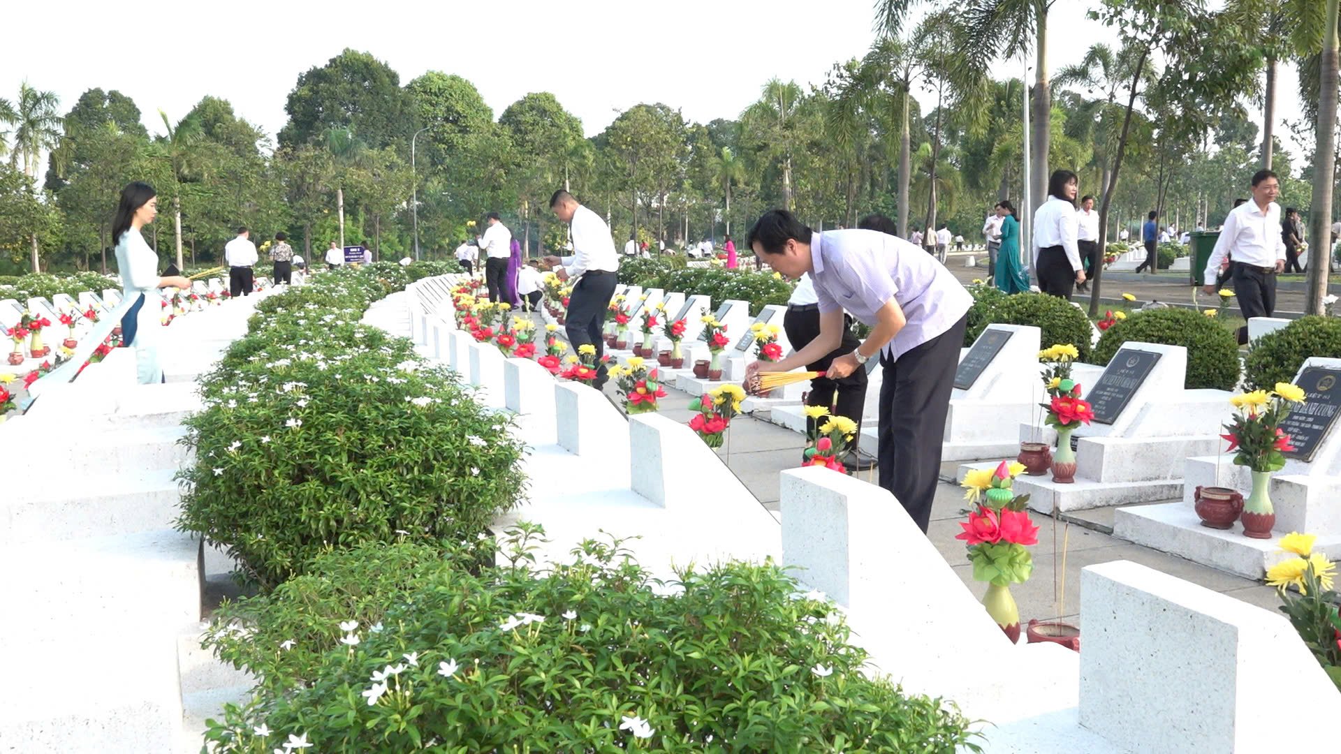Các đại biểu thắp hương, tưởng nhớ anh linh các anh hùng, liệt sĩ tại nghãi trang liệt sĩ Thành phố Đồng Nai. Ảnh: Thành Đạt Các đại biểu thắp hương, tưởng nhớ anh linh các anh hùng, liệt sĩ tại nghãi trang liệt sĩ Thành phố Đồng Nai. Ảnh: Thành Đạt