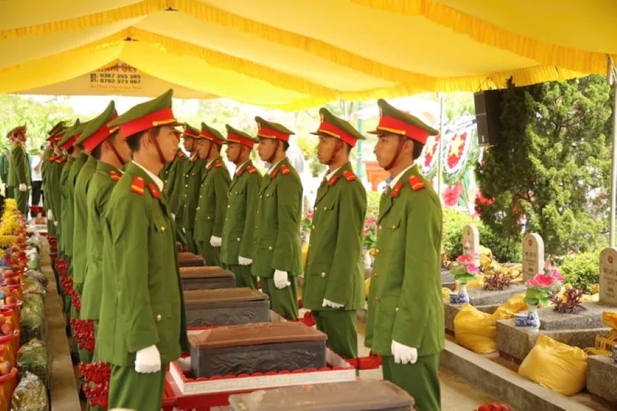 13 hài cốt liệt sĩ được an táng tại Nghĩa trang liệt sĩ Hải Lăng 13 hài cốt liệt sĩ được an táng tại Nghĩa trang liệt sĩ Hải Lăng
