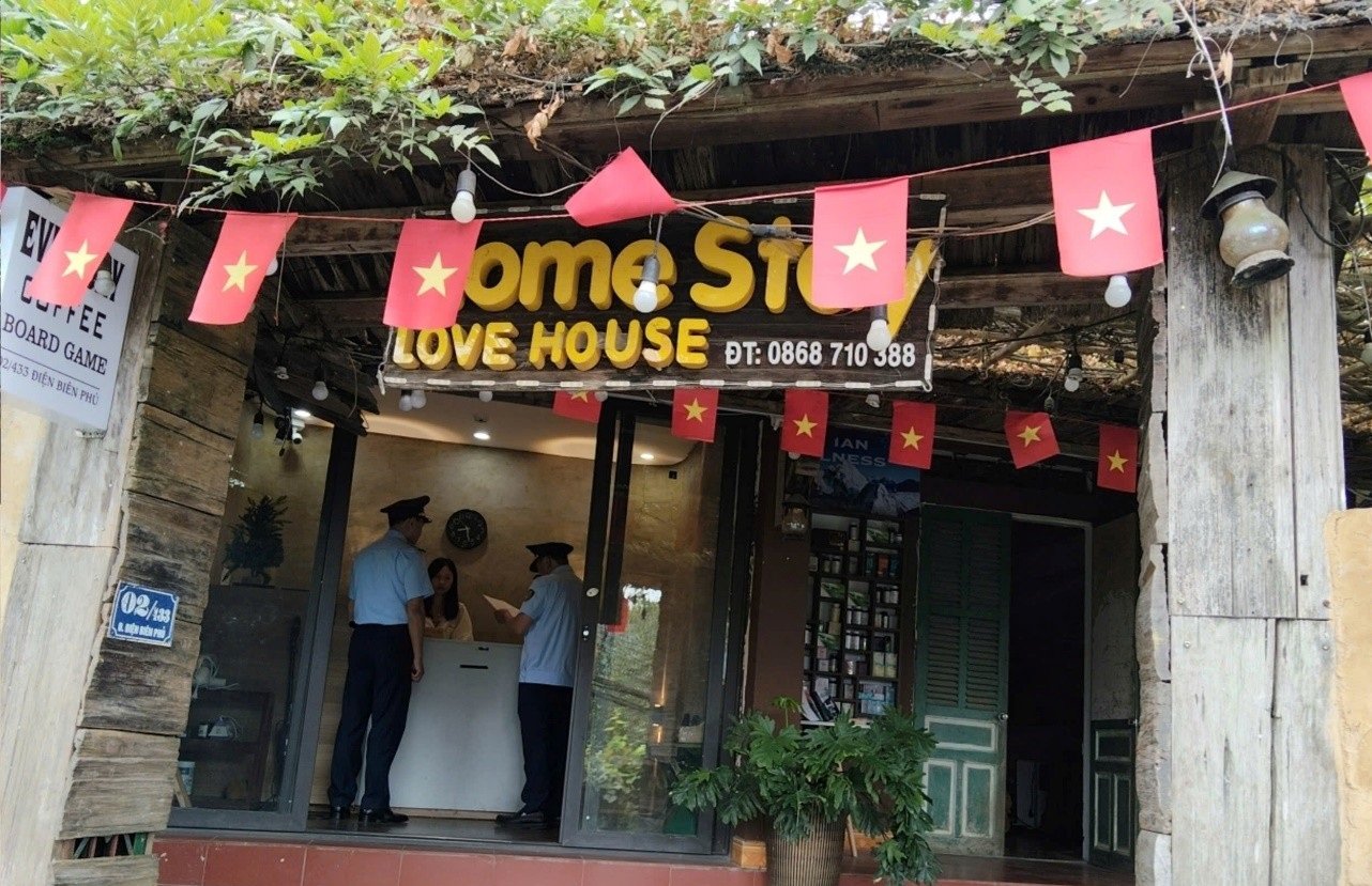 Lực lượng Quản l&yacute; thị trường tỉnh L&agrave;o Cai l&agrave;m việc với cơ sở vi phạm