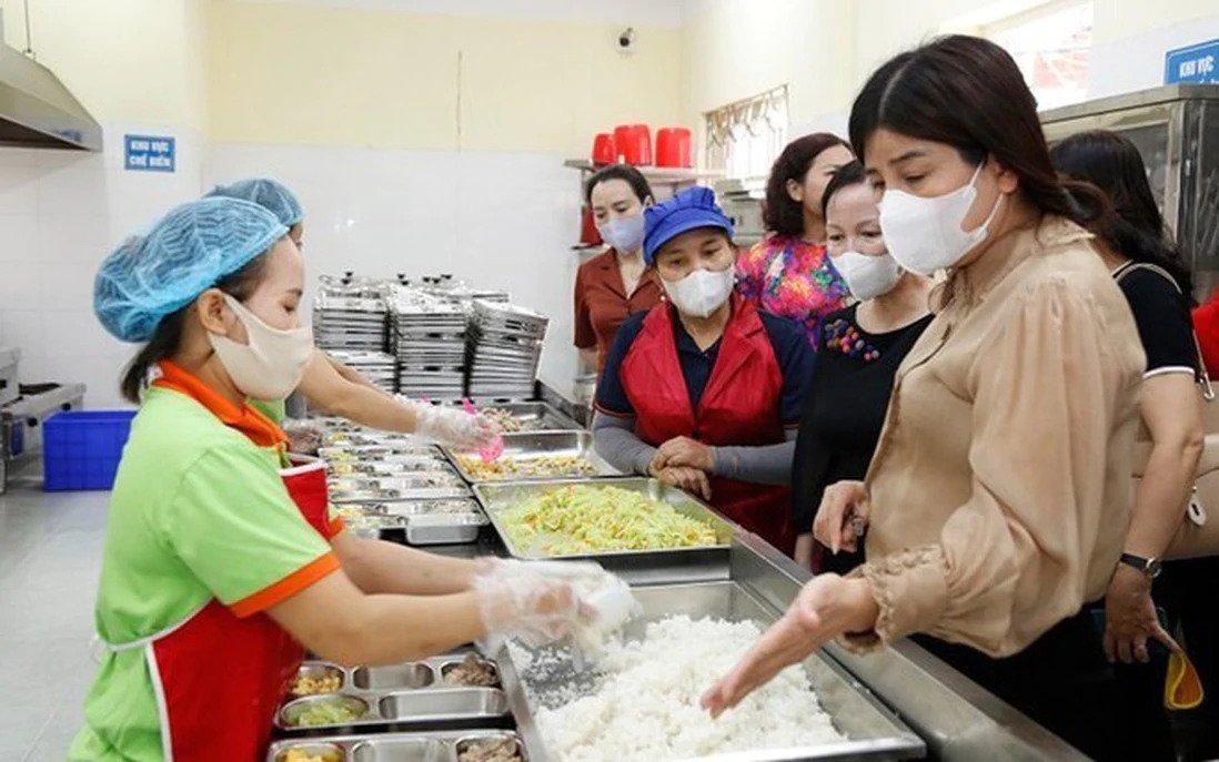 Sở Gi&aacute;o dục v&agrave; Đ&agrave;o tạo H&agrave; Nội cho biết trong năm học 2026-2027, th&agrave;nh phố sẽ hỗ trợ bữa ăn b&aacute;n tr&uacute; cho học sinh tiểu học theo hai nh&oacute;m đối tượng.