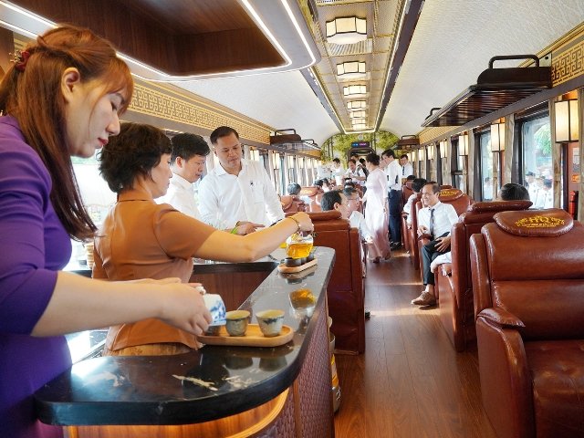 H&agrave;nh kh&aacute;ch được trải nghiệm nhiều dịch vụ tr&ecirc;n t&agrave;u du lịch kết nối Phong Nha với Cố đ&ocirc; Huế.