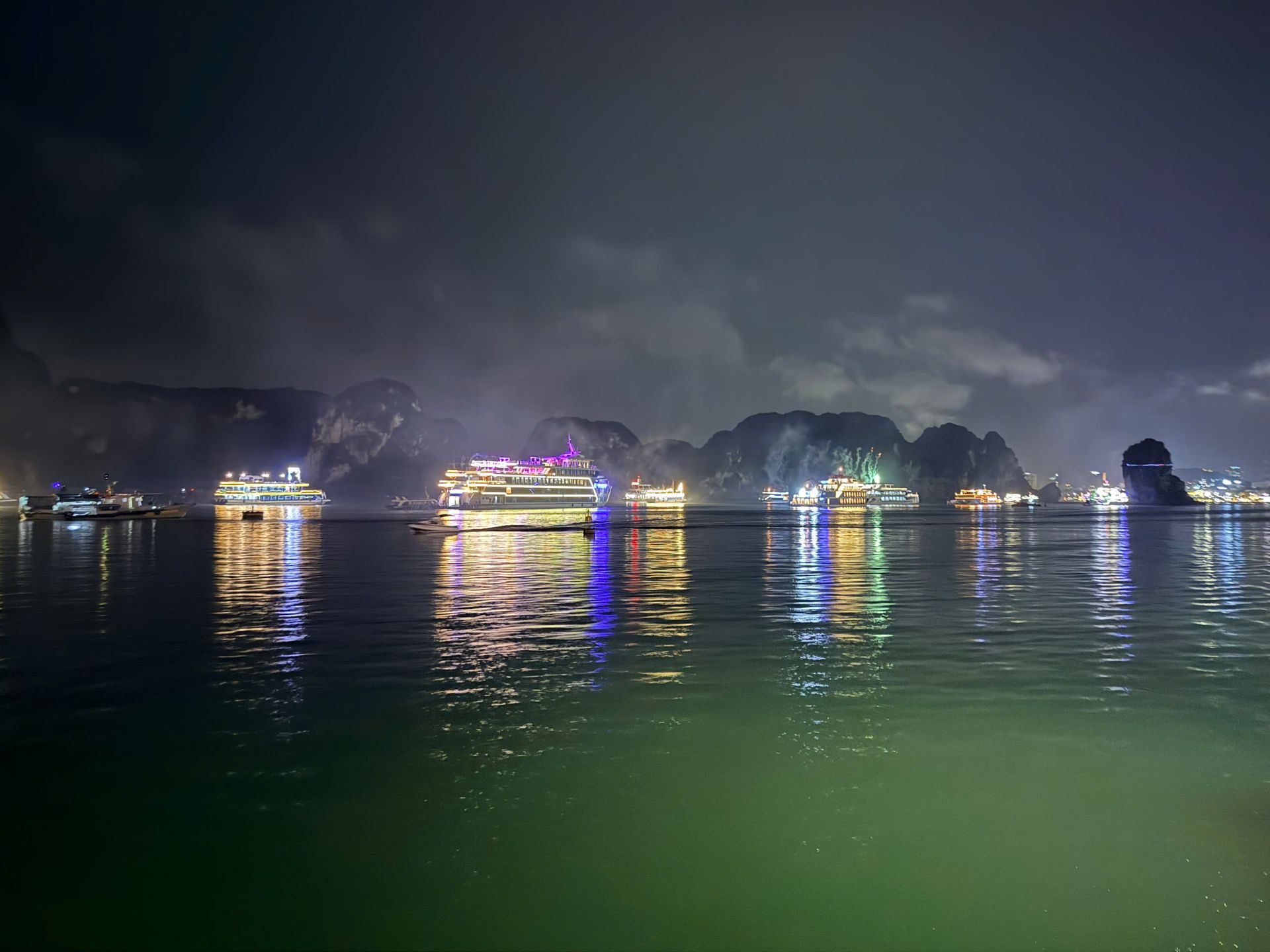 Chương trình trình diễn ánh sáng tàu du lịch trên Di sản vịnh Hạ Long Chương trình trình diễn ánh sáng tàu du lịch trên Di sản vịnh Hạ Long