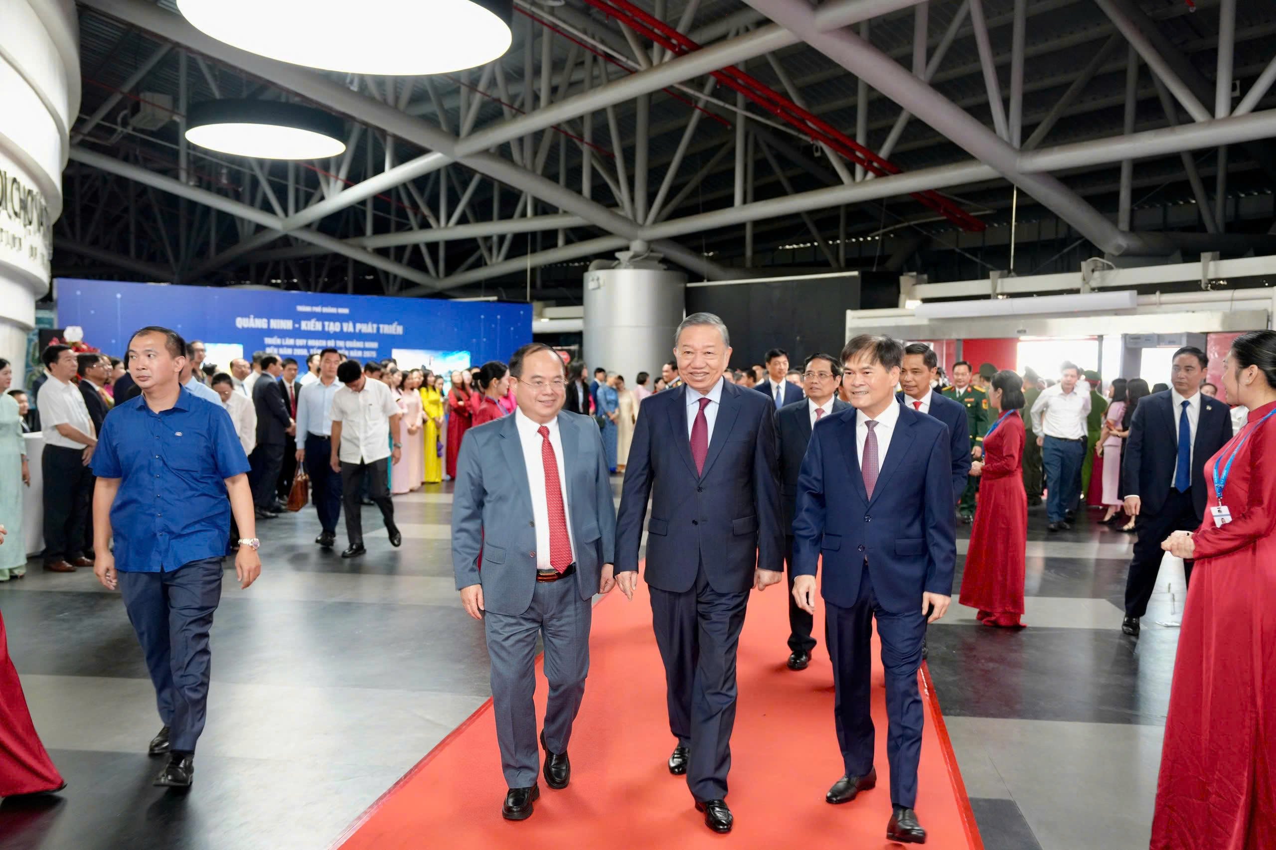 Tổng Bí thư, Chủ tịch nước Tô Lâm cùng các đại biểu tham quan triển lãm Quy hoạch thành phố Quảng Ninh Tổng Bí thư, Chủ tịch nước Tô Lâm cùng các đại biểu tham quan triển lãm Quy hoạch thành phố Quảng Ninh