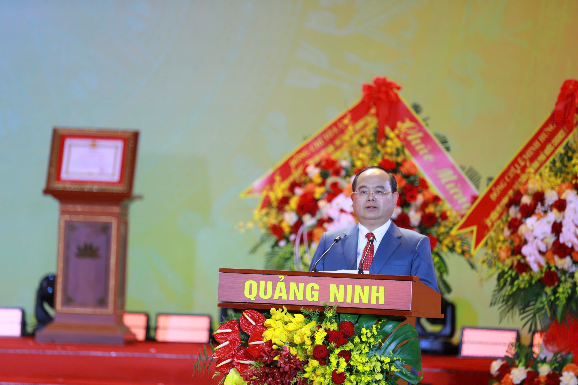 Ông Quản Minh Cường, Ủy viên Trung ương Đảng, Bí thư Thành ủy, Trưởng Đoàn ĐBQH thành phố Quảng Ninh, phát biểu tại buổi lễ Ông Quản Minh Cường, Ủy viên Trung ương Đảng, Bí thư Thành ủy, Trưởng Đoàn ĐBQH thành phố Quảng Ninh, phát biểu tại buổi lễ