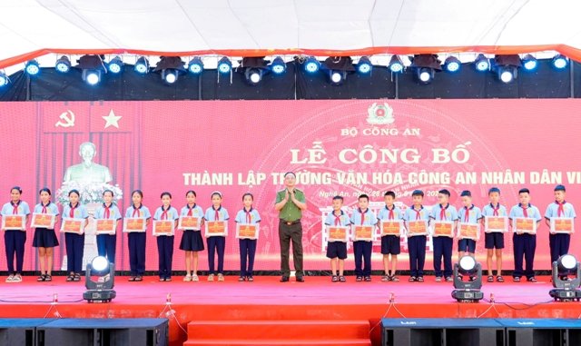 Thứ trưởng Bộ C&ocirc;ng an Phạm Thế T&ugrave;ng trao 270 bộ s&aacute;ch gi&aacute;o khoa cho to&agrave;n bộ học sinh.