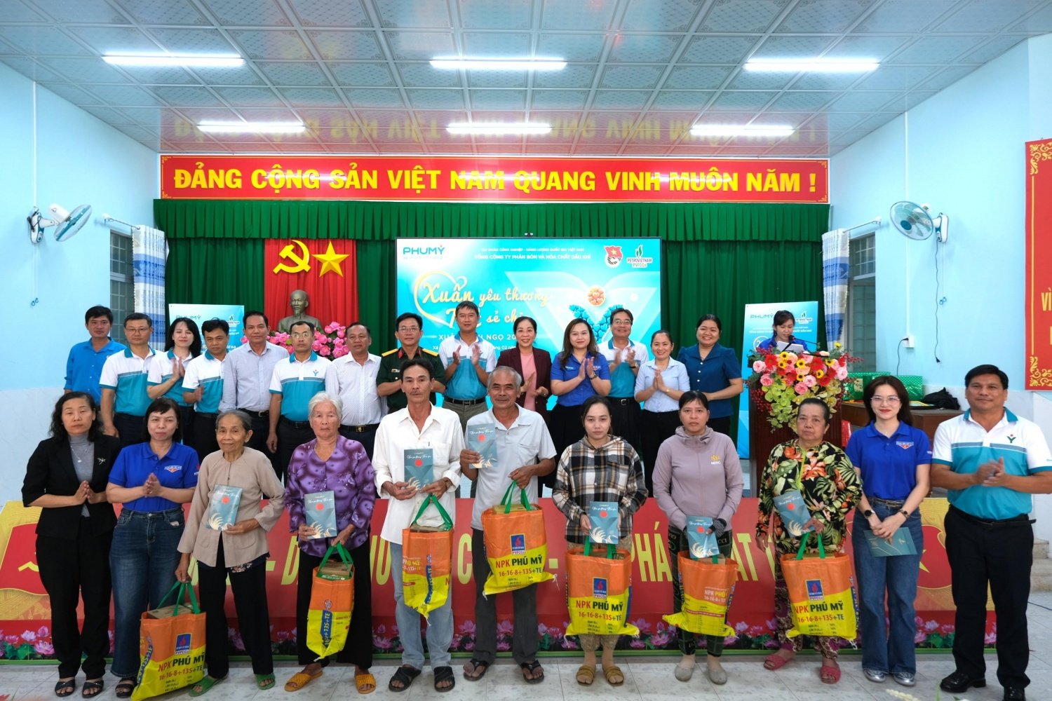 Hằng năm, PVFCCo - Phú Mỹ luôn dành một ngân sách lớn cho các hoạt động an sinh xã hội Hằng năm, PVFCCo - Phú Mỹ luôn dành một ngân sách lớn cho các hoạt động an sinh xã hội