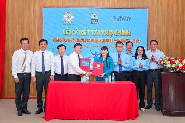 Đại diện lãnh đạo 2 đơn vị ký kết hợp tác tài trợ Đại diện lãnh đạo 2 đơn vị ký kết hợp tác tài trợ