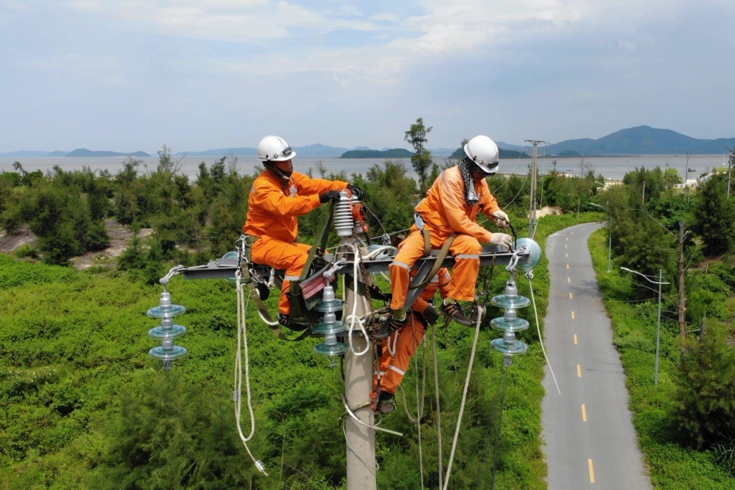 Nhân viên CTĐL Quảng Ninh sửa chữa các điểm xung yếu đảm bảo cấp điện trên đảo Quan Lạn Nhân viên CTĐL Quảng Ninh sửa chữa các điểm xung yếu đảm bảo cấp điện trên đảo Quan Lạn