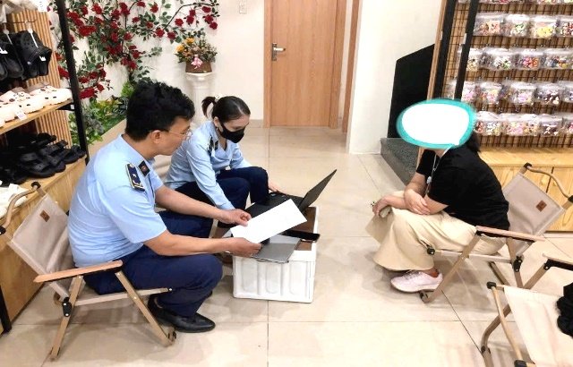 Lực lượng Quản l&yacute; thị trường Đ&agrave; Nẵng kiểm tra h&agrave;ng h&oacute;a trong đợt cao điểm chống h&agrave;ng giả, h&agrave;ng x&acirc;m phạm quyền sở hữu tr&iacute; tuệ; Đội QLTT số 2 từng tạm giữ 652 sản phẩm c&oacute; dấu hiệu giả mạo nhiều nh&atilde;n hiệu được bảo hộ. Nguồn: Cục Quản l&yacute; v&agrave; Ph&aacute;t triển thị trường trong nước/Chi cục QLTT Đ&agrave; Nẵng. Mở trang nguồn ch&iacute;nh thức chứa ảnh 2⁠�