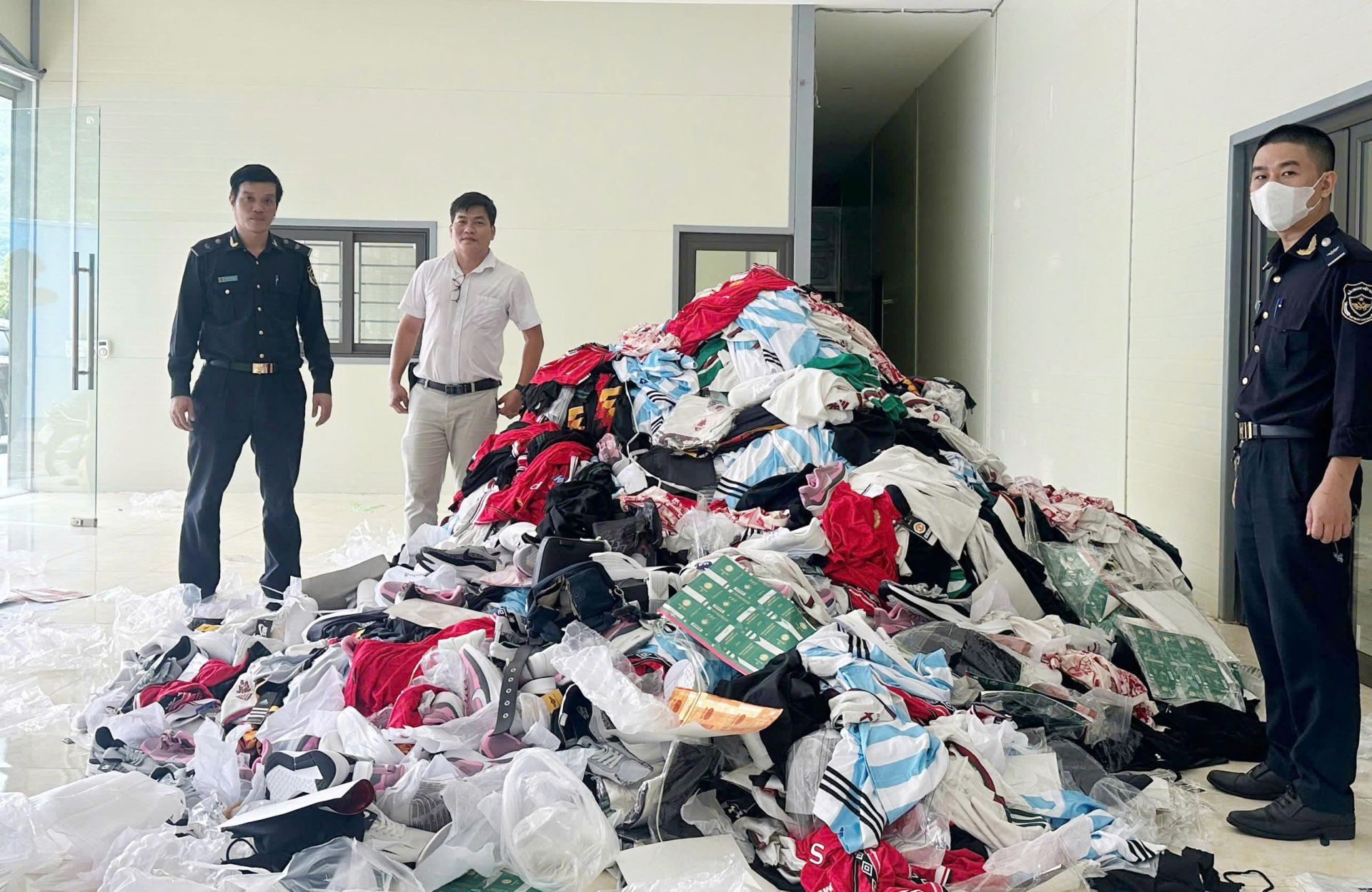Sản phẩm giả nhãn hiệu Sản phẩm giả nhãn hiệu