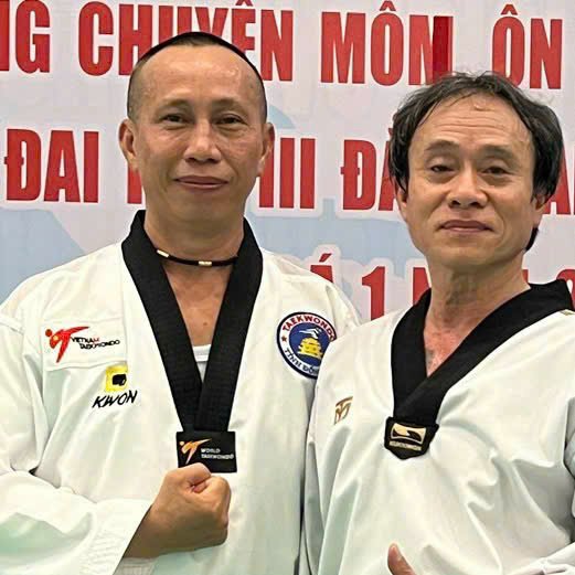HLV Trần Công Minh và Võ sư Nguyễn Thanh Huy, Phó Chủ tịch kiêm Tổng Thư ký Liên đoàn Taekwondo Việt Nam. HLV Trần Công Minh và Võ sư Nguyễn Thanh Huy, Phó Chủ tịch kiêm Tổng Thư ký Liên đoàn Taekwondo Việt Nam.