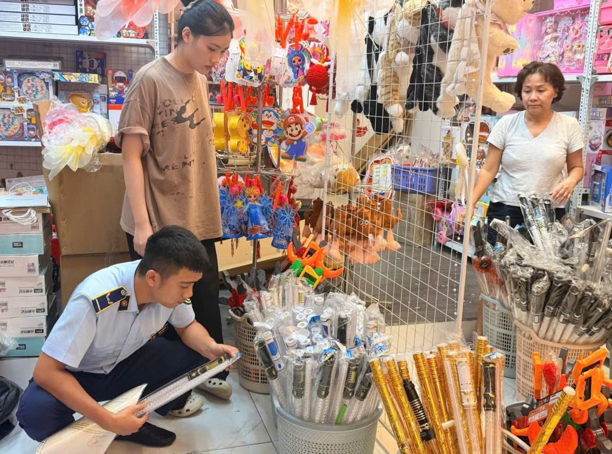 Đồ chơi trẻ em, bánh kẹo và các mặt hàng phục vụ Tết Trung thu nằm trong nhóm sản phẩm được lực lượng QLTT tăng cường kiểm tra. (Ảnh: QLTT) Đồ chơi trẻ em, bánh kẹo và các mặt hàng phục vụ Tết Trung thu nằm trong nhóm sản phẩm được lực lượng QLTT tăng cường kiểm tra. (Ảnh: QLTT)