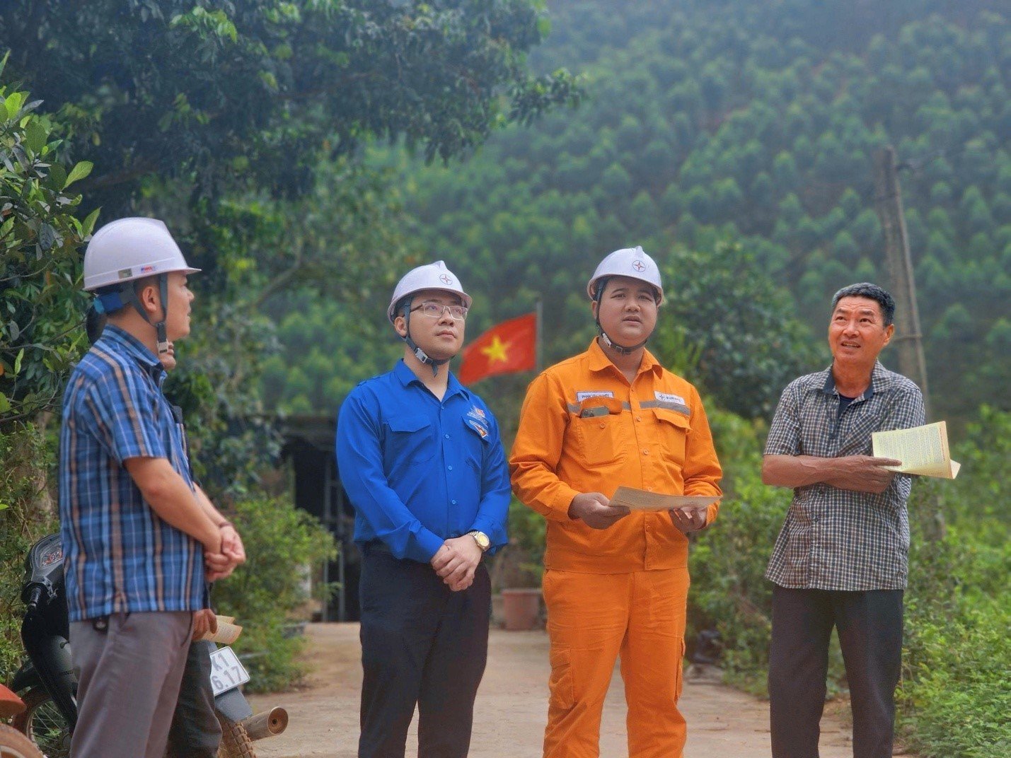 Nhân viên CTĐL Quảng Ninh tuyên truyền bảo vệ hành lang an toàn điện Nhân viên CTĐL Quảng Ninh tuyên truyền bảo vệ hành lang an toàn điện