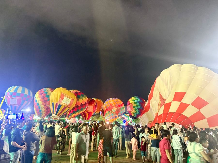 Lễ hội Khinh khí cầu thu hút đông đảo người dân tham dự Lễ hội Khinh khí cầu thu hút đông đảo người dân tham dự