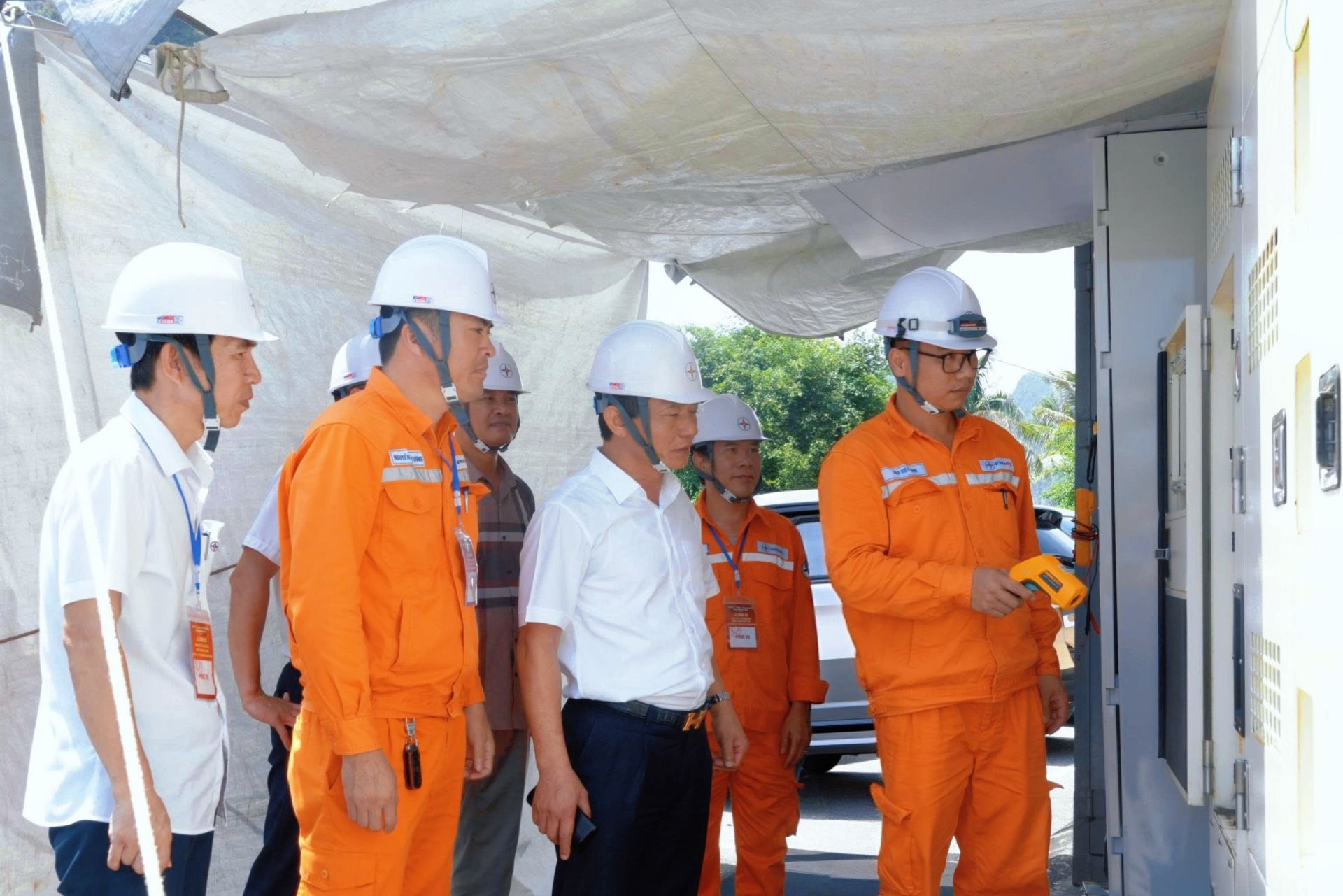 Lãnh đạo CTĐL Quảng Ninh trực tiếp kiểm tra hệ thống máy phát cấp điện phục vụ sự kiện Lãnh đạo CTĐL Quảng Ninh trực tiếp kiểm tra hệ thống máy phát cấp điện phục vụ sự kiện
