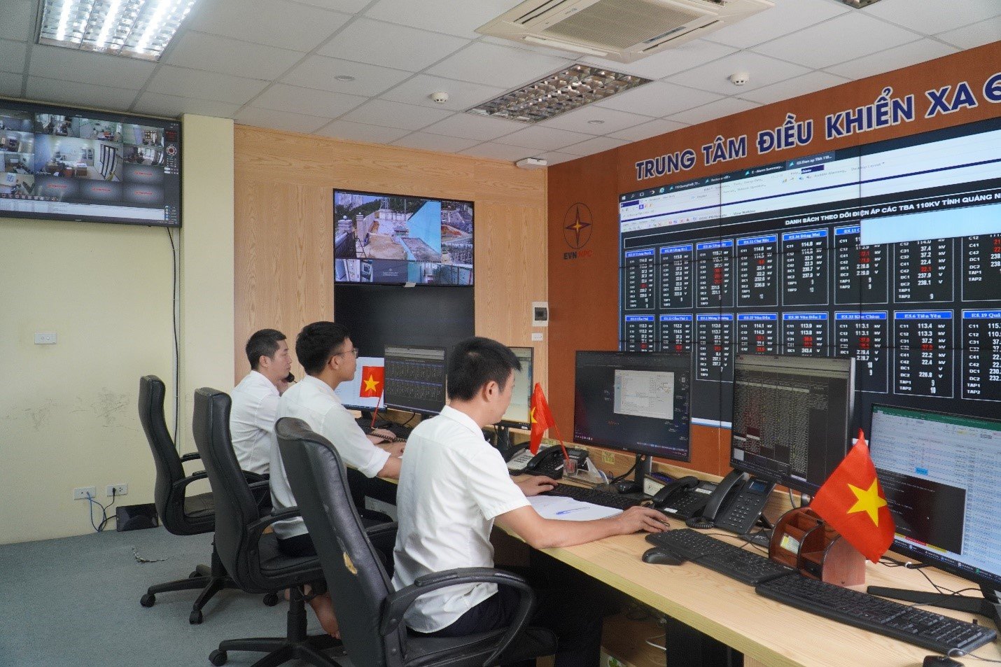Điều độ viên CTĐL Quảng Ninh điều hành lưới điện đảm bỏ cung cấp điện an toàn, ổn định Điều độ viên CTĐL Quảng Ninh điều hành lưới điện đảm bỏ cung cấp điện an toàn, ổn định