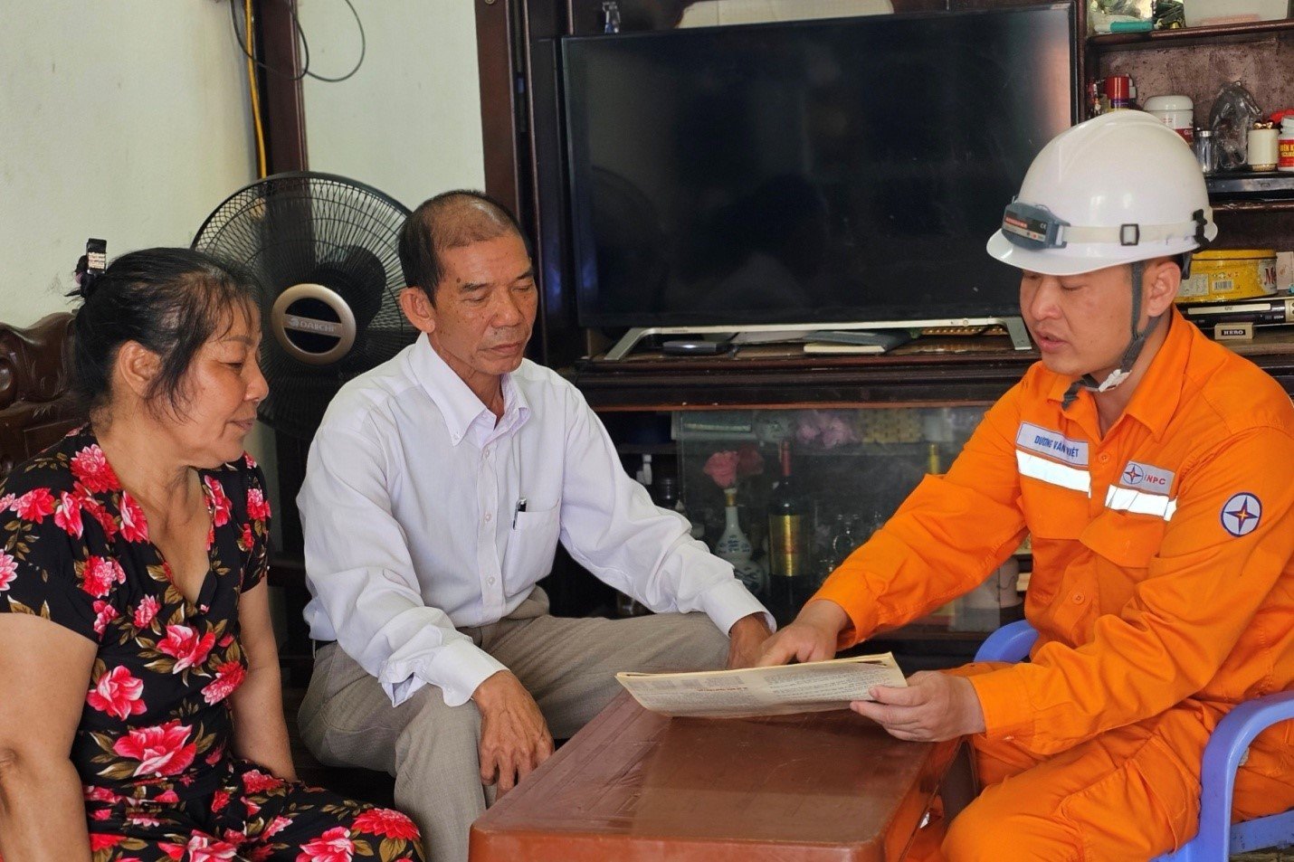 Nhân viên CTĐL Quảng Ninh tuyên truyền an toàn điện đến khách hàng Nhân viên CTĐL Quảng Ninh tuyên truyền an toàn điện đến khách hàng