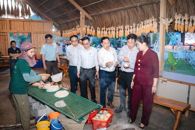 B&agrave; Nguyễn Thị Anh Thi, Ph&oacute; Chủ tịch UBND TP. Đ&agrave; Nẵng v&agrave; &ocirc;ng Ho&agrave;ng Thanh H&ograve;a, B&iacute; thư Đảng ủy, Chủ tịch HĐND phường Hải V&acirc;n. Ảnh: L&agrave;ng L&aacute; (Leaf Village & Farm).