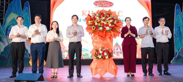 Ph&oacute; Chủ tịch UBND th&agrave;nh phố Nguyễn Thị Anh Thi (thứ ba, từ phải sang) tặng hoa ch&uacute;c mừng Tuần lễ du lịch &ldquo;Hải V&acirc;n Đ&aacute;nh thức đại ng&agrave;n&rdquo; năm 2026.