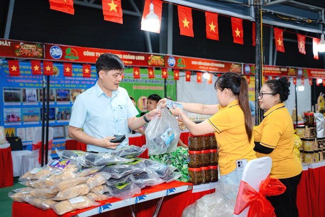 chương tr&igrave;nh c&oacute; nhiều hoạt động như &ldquo;Phi&ecirc;n chợ Độc lập&rdquo; giới thiệu sản phẩm OCOP, n&ocirc;ng sản, đặc sản v&agrave; ẩm thực truyền thống.
