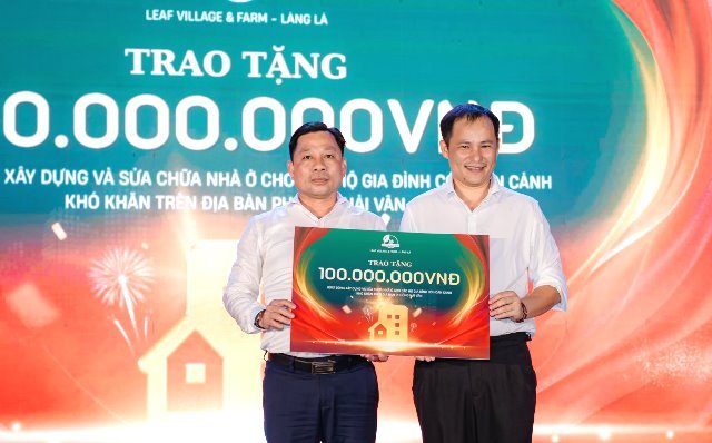 Tại chương tr&igrave;nh, Leaf Village & Farm - L&agrave;ng L&aacute; trao tặng 100 triệu đồng kinh ph&iacute; sửa chữa nh&agrave; cho c&aacute;c hộ ngh&egrave;o tr&ecirc;n địa b&agrave;n phường Hải V&acirc;n.