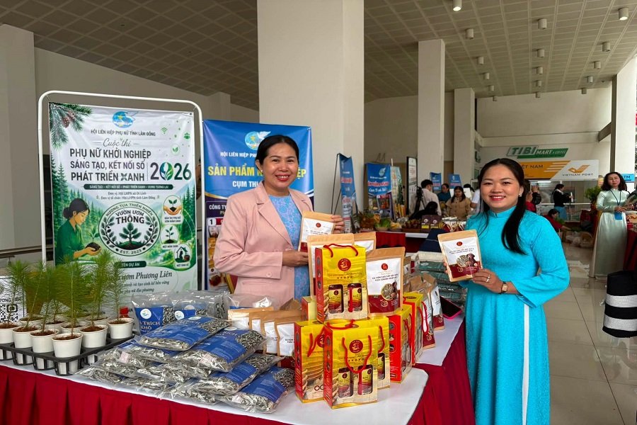 Một số kh&ocirc;ng gian trưng b&agrave;y với c&aacute;c gian h&agrave;ng, giới thiệu sản phẩm OCOP, sản phẩm khởi nghiệp, đặc trưng của c&aacute;c hợp t&aacute;c x&atilde;, tổ hợp t&aacute;c, doanh nghiệp nữ, hộ kinh doanh v&agrave; th&iacute; sinh tham dự cuộc thi.