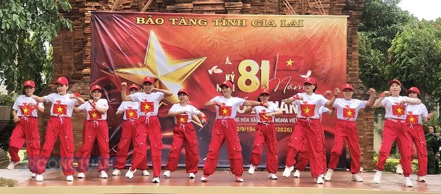 Ca kh&uacute;c &ldquo;Tương lai Việt Nam&rdquo; do tốp nữ CLB Hồ Sinh th&aacute;i tr&igrave;nh b&agrave;y. Ảnh: VH