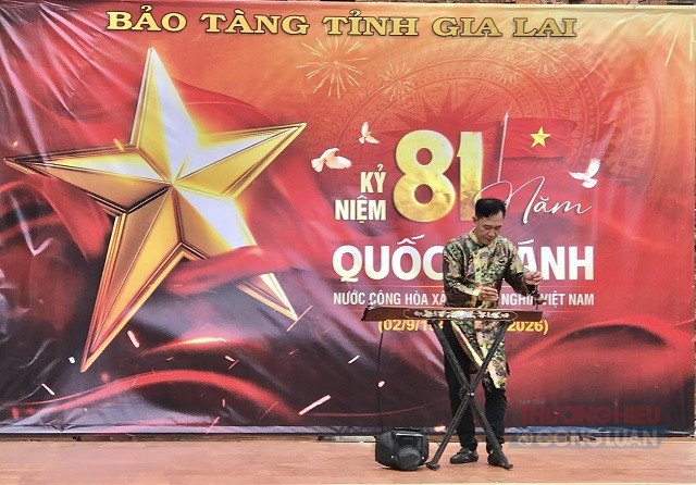 Nghệ sĩ Kim V&acirc;n độc tấu đ&agrave;n bầu. Ảnh: VH