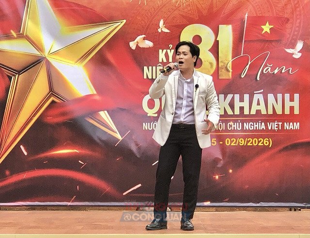 Ca sĩ Ch&iacute; Cường tr&igrave;nh b&agrave;y ca kh&uacute;c &ldquo;Việt Nam ơi!&rdquo;. Ảnh: VH