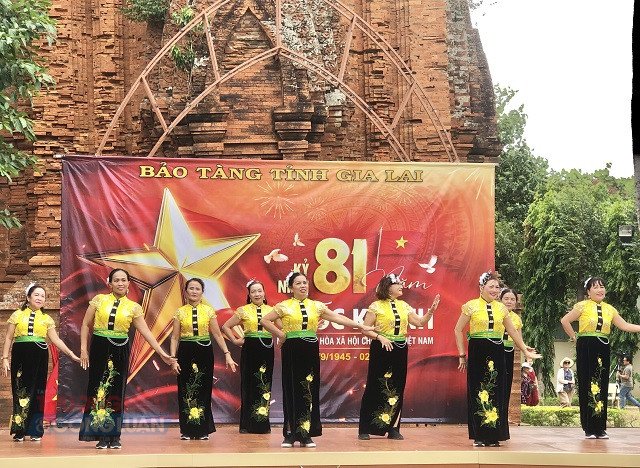 Một số tiết mục do c&aacute;c CLB d&acirc;n vũ tr&igrave;nh b&agrave;y. Ảnh: Viết Hiền