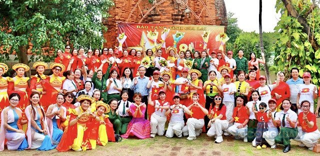 Đ&ocirc;ng đảo kh&aacute;n giả c&ugrave;ng với c&aacute;c vị quan kh&aacute;ch, nghệ sĩ, ca sĩ, nhạc c&ocirc;ng c&ugrave;ng ho&agrave; đồng trong &ldquo;Giai điệu tự h&agrave;o&rdquo;.