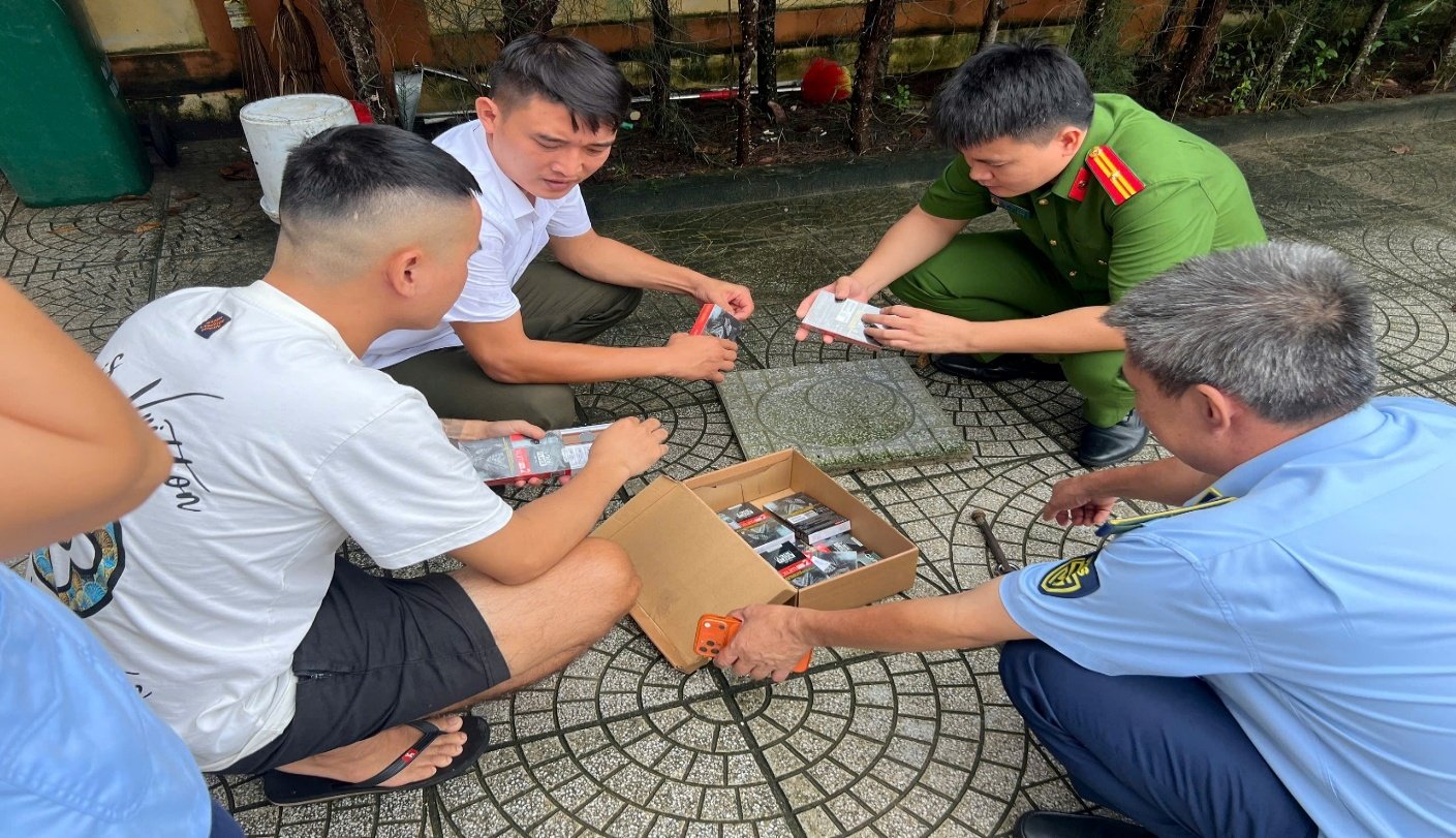 Lực lượng chức năng giám sát việc tiêu hủy số thuốc lá điện tử Lực lượng chức năng giám sát việc tiêu hủy số thuốc lá điện tử