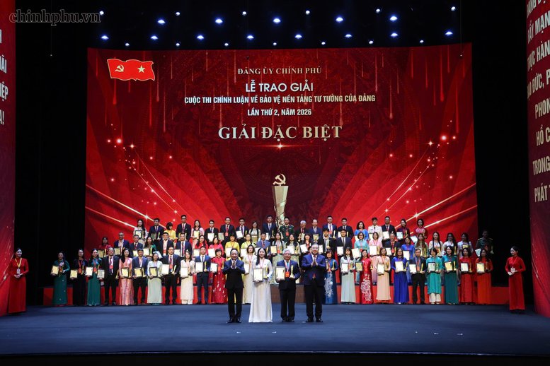 Tối 20/8/2026, tại H&agrave; Nội, Đảng ủy Ch&iacute;nh phủ tổ chức Lễ trao giải Cuộc thi ch&iacute;nh luận về bảo vệ nền tảng tư tưởng của Đảng trong Đảng bộ Ch&iacute;nh phủ lần thứ 2, năm 2026 - Ảnh: chinhphu.vn/Phương Nguy&ecirc;n