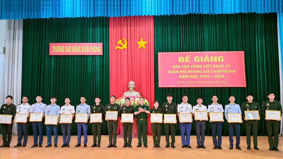 Đại tá Nguyễn Xuân Toàn, Phó hiệu trưởng Trường Cao đẳng Biên phòng (cơ sở 2) trao giấy khen cho các Học viên tốt nghiệp xuất sắc và giỏi Đại tá Nguyễn Xuân Toàn, Phó hiệu trưởng Trường Cao đẳng Biên phòng (cơ sở 2) trao giấy khen cho các Học viên tốt nghiệp xuất sắc và giỏi