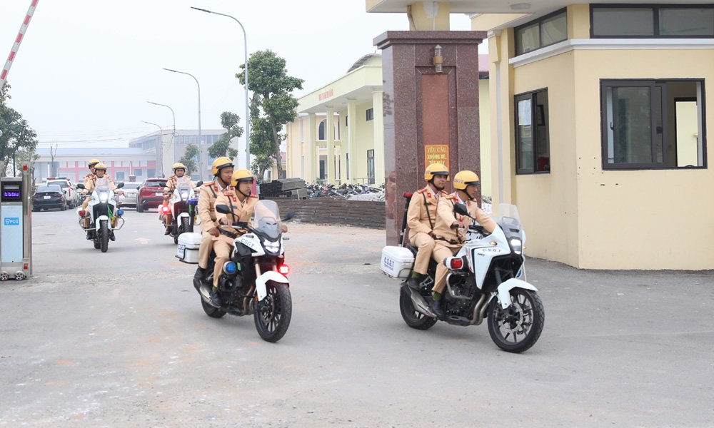 Cảnh s&aacute;t giao th&ocirc;ng Bắc Ninh ra qu&acirc;n đảm bảo an to&agrave;n giao th&ocirc;ng.