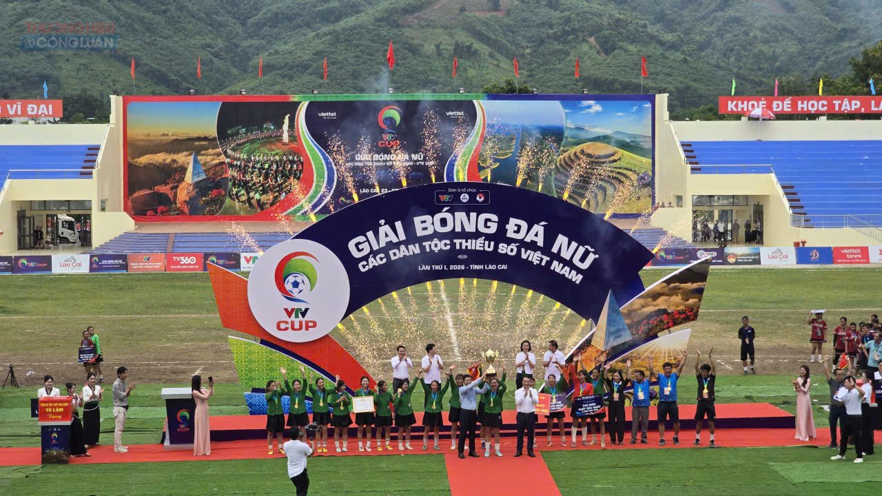 Đội b&oacute;ng v&ocirc; địch Lục Y&ecirc;n (L&agrave;o Cai) nhận giải thưởng danh gi&aacute; giữa niềm vui tự h&agrave;o &ndash; khoảnh khắc ghi dấu nỗ lực, kh&aacute;t vọng vươn l&ecirc;n v&agrave; th&agrave;nh quả của cả h&agrave;nh tr&igrave;nh.