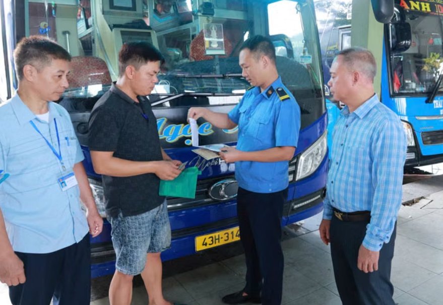 Hoạt động kiểm tra c&ocirc;ng t&aacute;c vận tải h&agrave;nh kh&aacute;ch tại Bến xe kh&aacute;ch Trung t&acirc;m tỉnh Th&aacute;i Nguy&ecirc;n. Ảnh: BTN