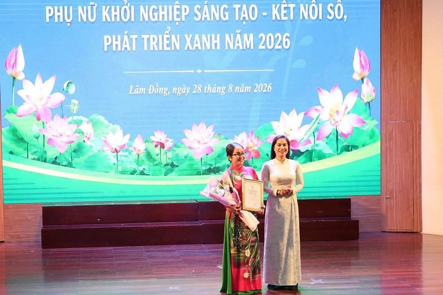 Trao giải Nhất cuộc thi cho chị Nguyễn Ho&agrave;ng Thư Hương, x&atilde; H&agrave;m Thuận với dự &aacute;n &ldquo;X&acirc;y dựng hệ sinh th&aacute;i thanh long sạch 4.0 theo hướng kinh tế tuần ho&agrave;n, chuyển đổi số v&agrave; ph&aacute;t triển chuỗi gi&aacute; trị xanh bền vững&rdquo;.