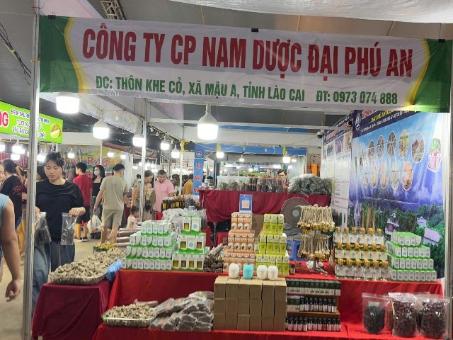 Nhiều sản phẩm OCOP được trưng b&agrave;y tại Hội chợ.